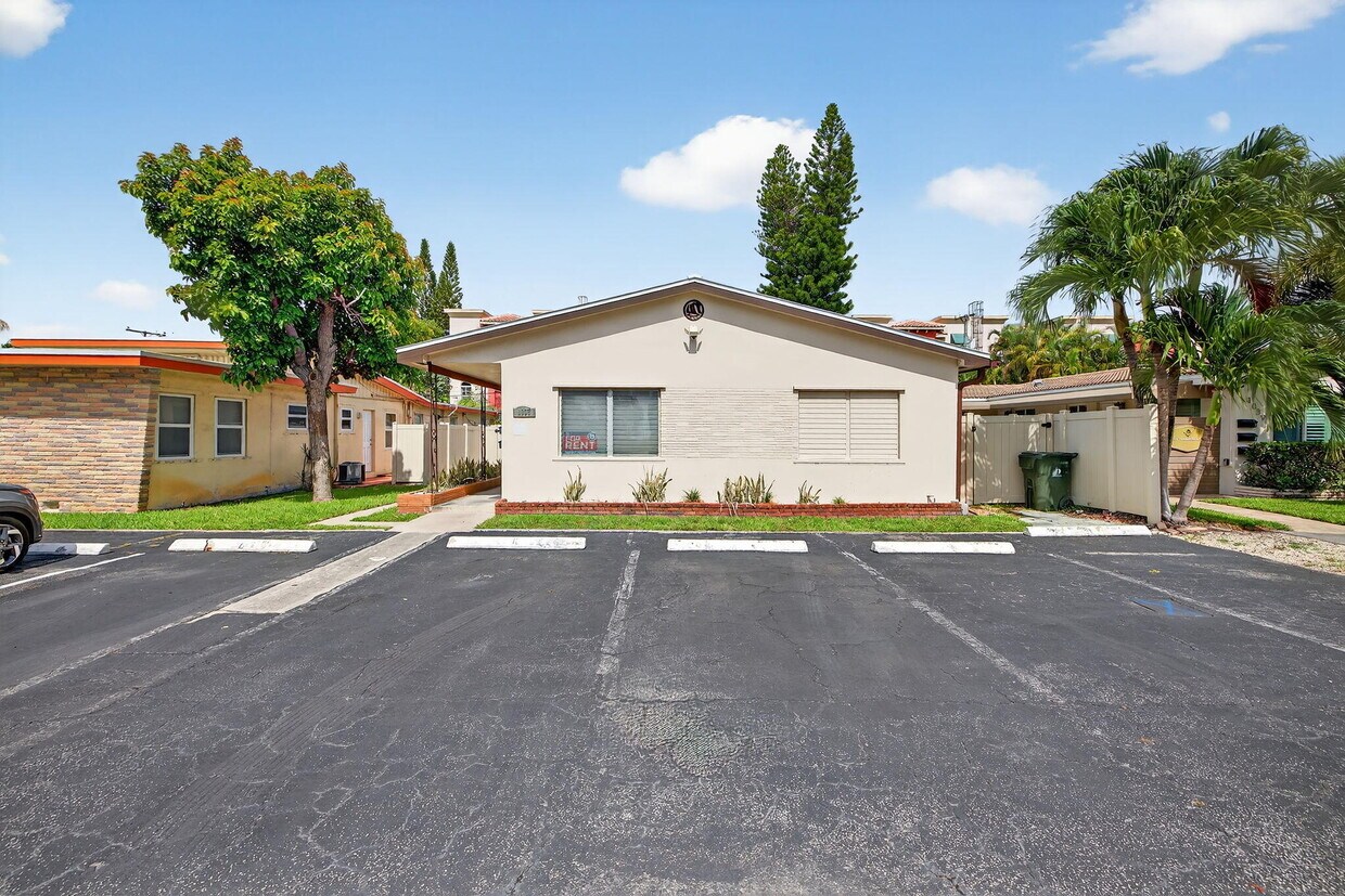 Foto principal - 1037 N Victoria Park Rd