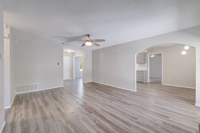 Building Photo - 1404 Greenfield Dr