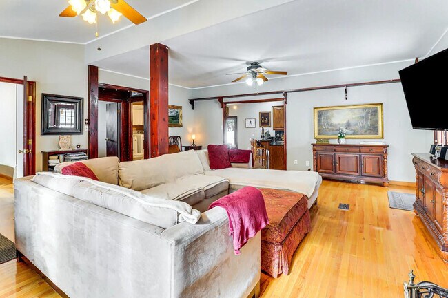 Foto del edificio - 353 Cherry Lane Rd