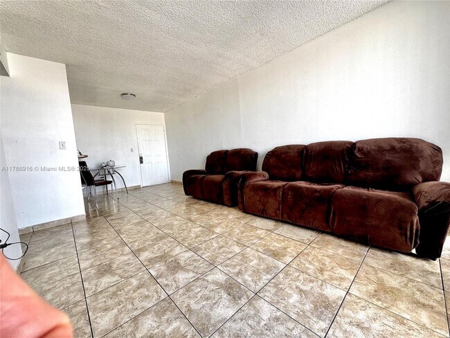 Foto del edificio - 8145 NW 7th St