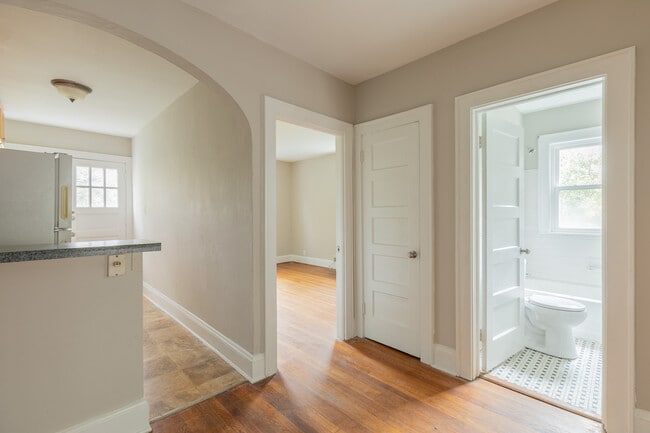 Building Photo - 819 W 51st St