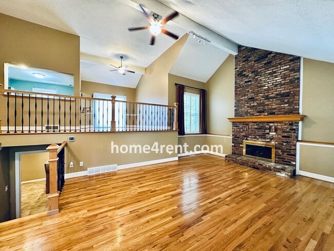 Foto del edificio - A Lovely, Four Bedroom Lenexa Home w/ Wood...
