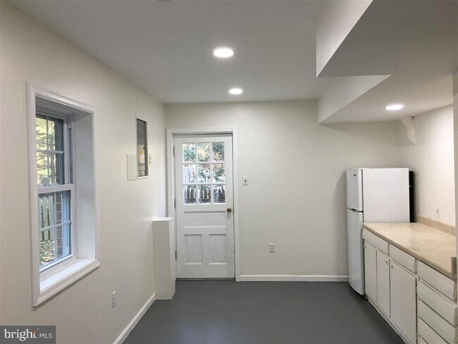 Building Photo - 2400 Rockbridge St