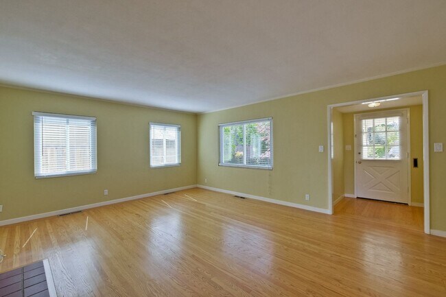 Building Photo - Spacious 4 Beds, 3 Baths Home in College T...