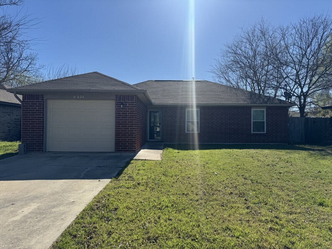 Primary Photo - Charming 3-Bedroom 2- Bath home in New Bra...