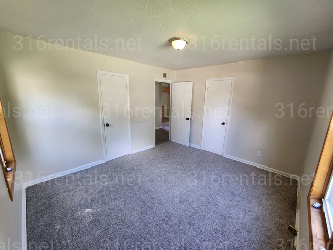 Building Photo - $1075 - 3 bedroom / 1 bathroom - Single Fa...