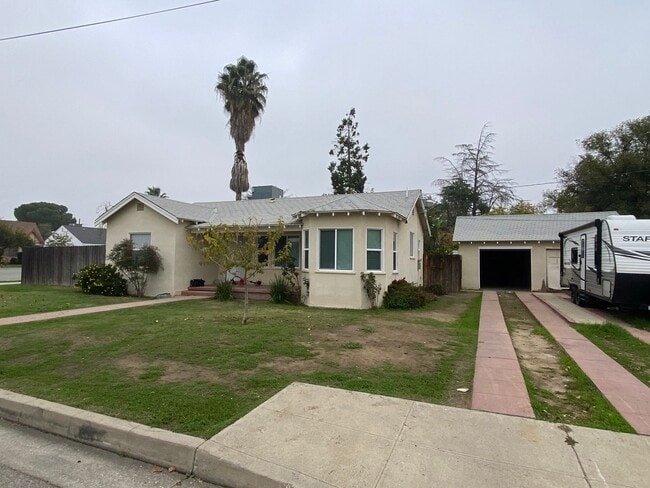Foto del edificio - Follow the yellow brick to this Remodeled 2 BD 1 BA House in NE Bakersfield