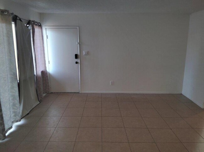 Foto del edificio - 1402 E Desert Inn Rd