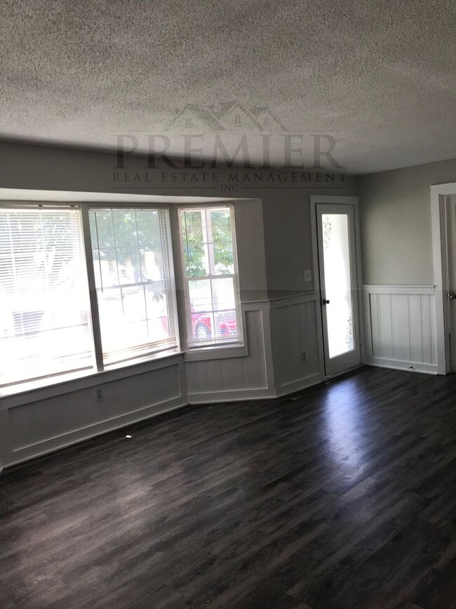 Building Photo - Charming 2 BED 1 BATH - NICE UPDATED INTER...