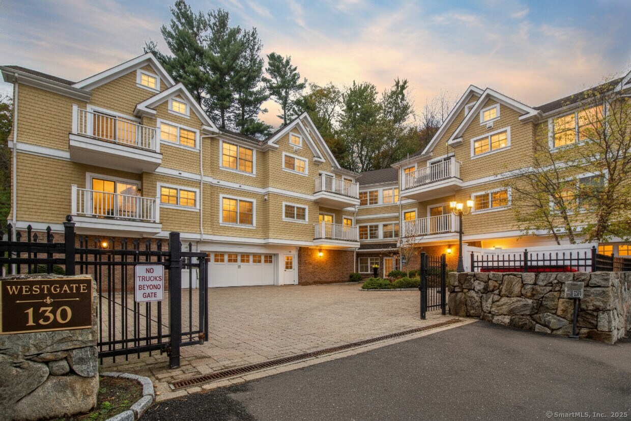 Foto principal - 130 Post Rd W