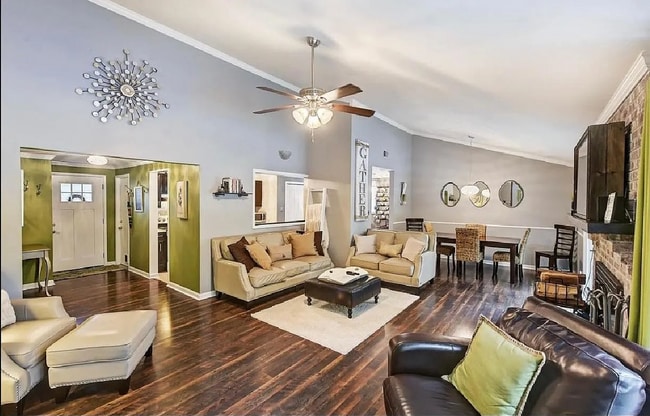 Building Photo - 621 Regency Dr