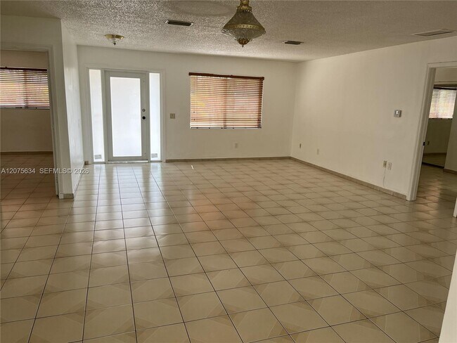 Foto del edificio - 18105 NW 81st Ct