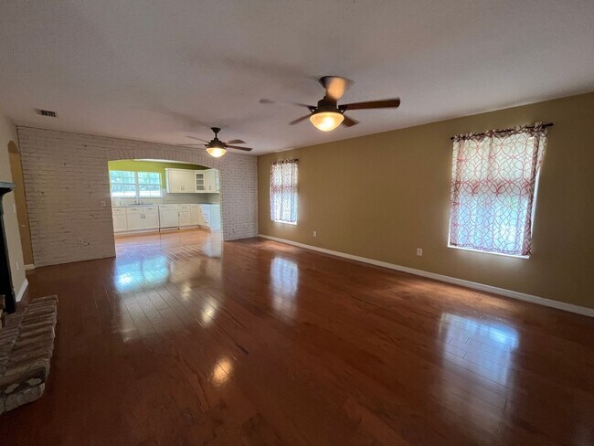 Foto del edificio - 3 Bedroom, 2 Bath home w/2 Car Garage on 5...