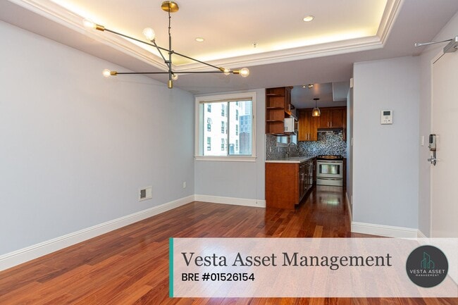Building Photo - SPACIOUS TOP FLOOR 3 BED/2.5 BATH CONDO WI...