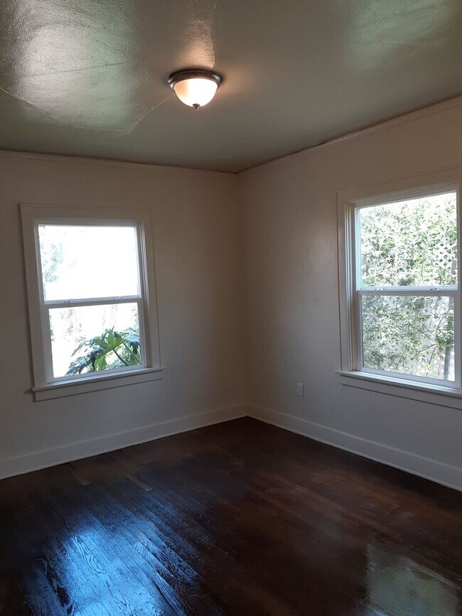Building Photo - Great 3 Bedroom Home Located in Normal Hei...