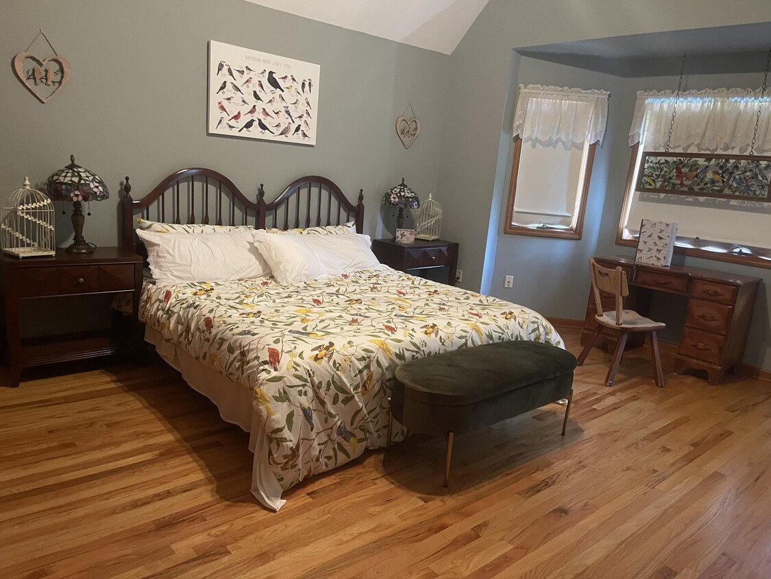 King size bed - 7598 Ashlind Cir (Manlius, NY)