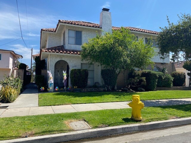Building Photo - 10500 La Reina Ave