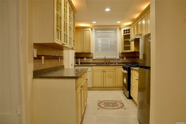 Foto del edificio - 82-18 168th St