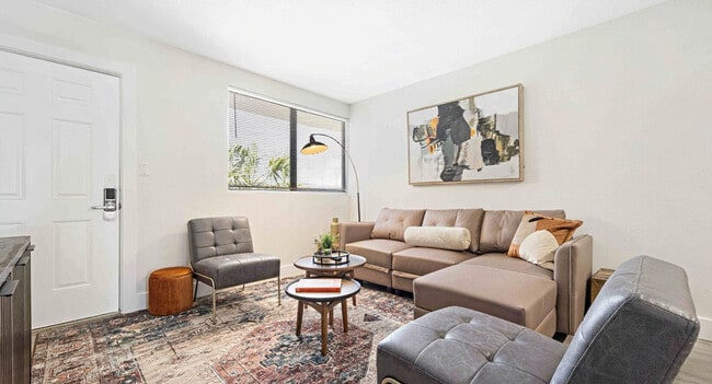 Building Photo - 556 Coral Ct