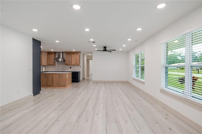 Building Photo - 4712 W Bay Ave