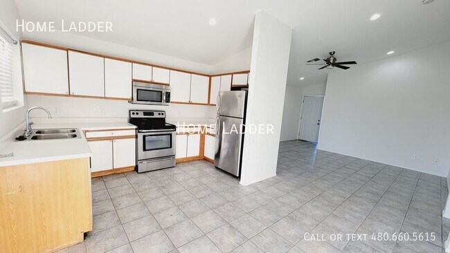 Building Photo - 8339 W Elm St