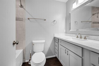Building Photo - 233 Litchfield Ln
