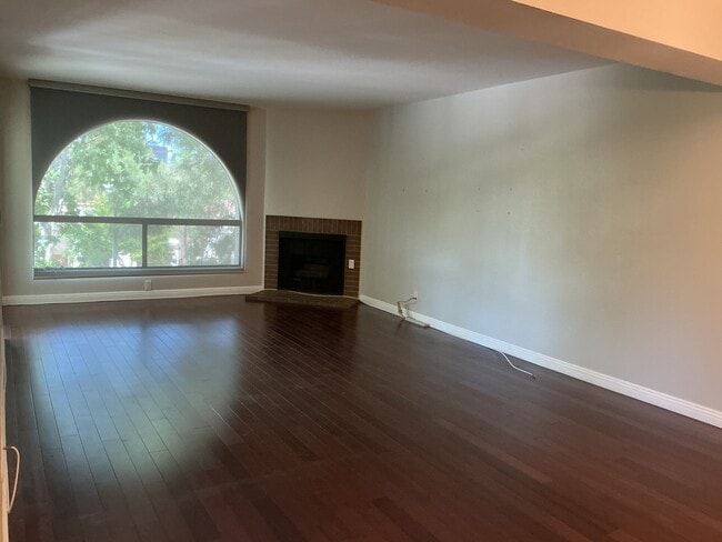 Building Photo - 21650 Burbank Blvd