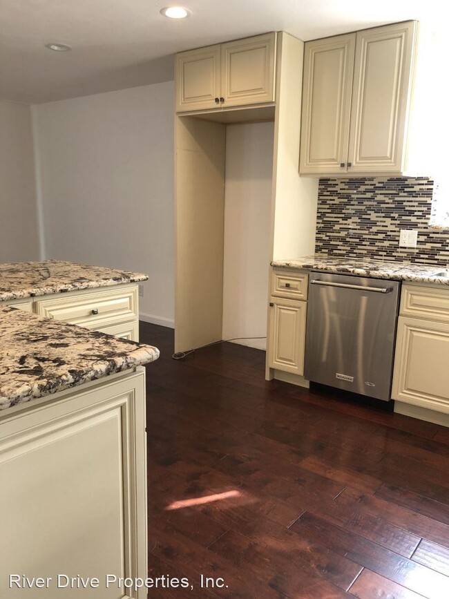 Building Photo - 3 br, 2 bath House - 1044 Lees Court