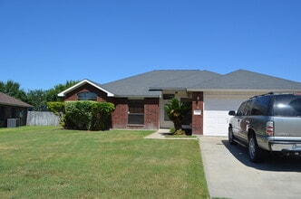 Building Photo - 2521 Creek Dr