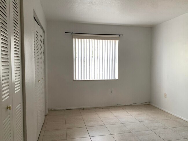 Building Photo - 431 Executive Center Dr