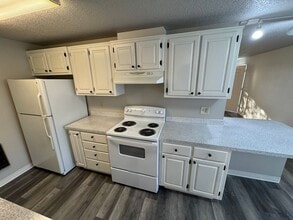 Building Photo - 2624-2624 E 6th St