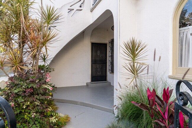 Building Photo - 1211 S Hayworth Ave