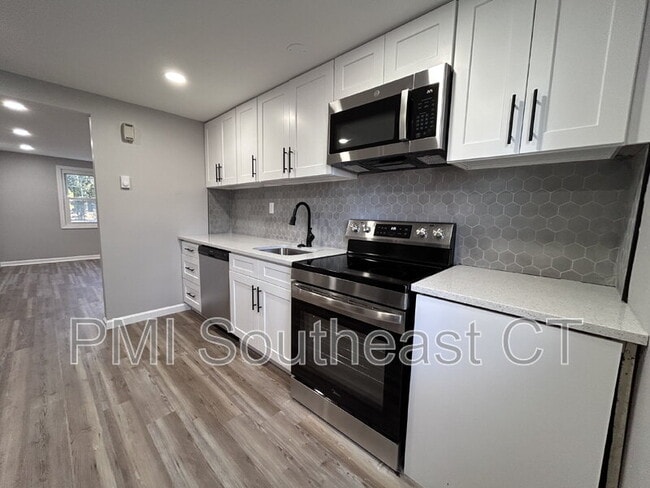 Foto del edificio - 120 Gallup Hill Rd