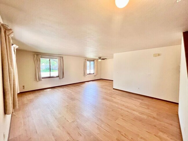 Building Photo - 3 Bed 2 Bath Close to Hughes Staduim