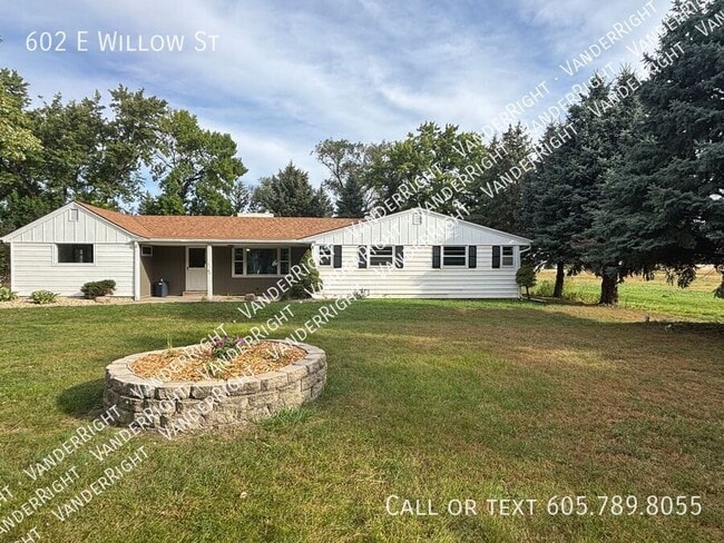 Building Photo - 602 E Willow St