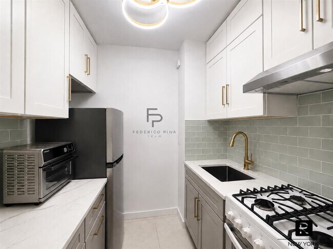 Building Photo - 159 W 53rd St