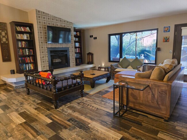 Foto del edificio - Furnished, 1-Year Long-Term Rental