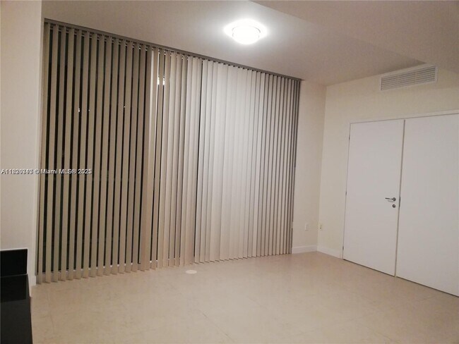 Foto del edificio - 300 S Biscayne Blvd