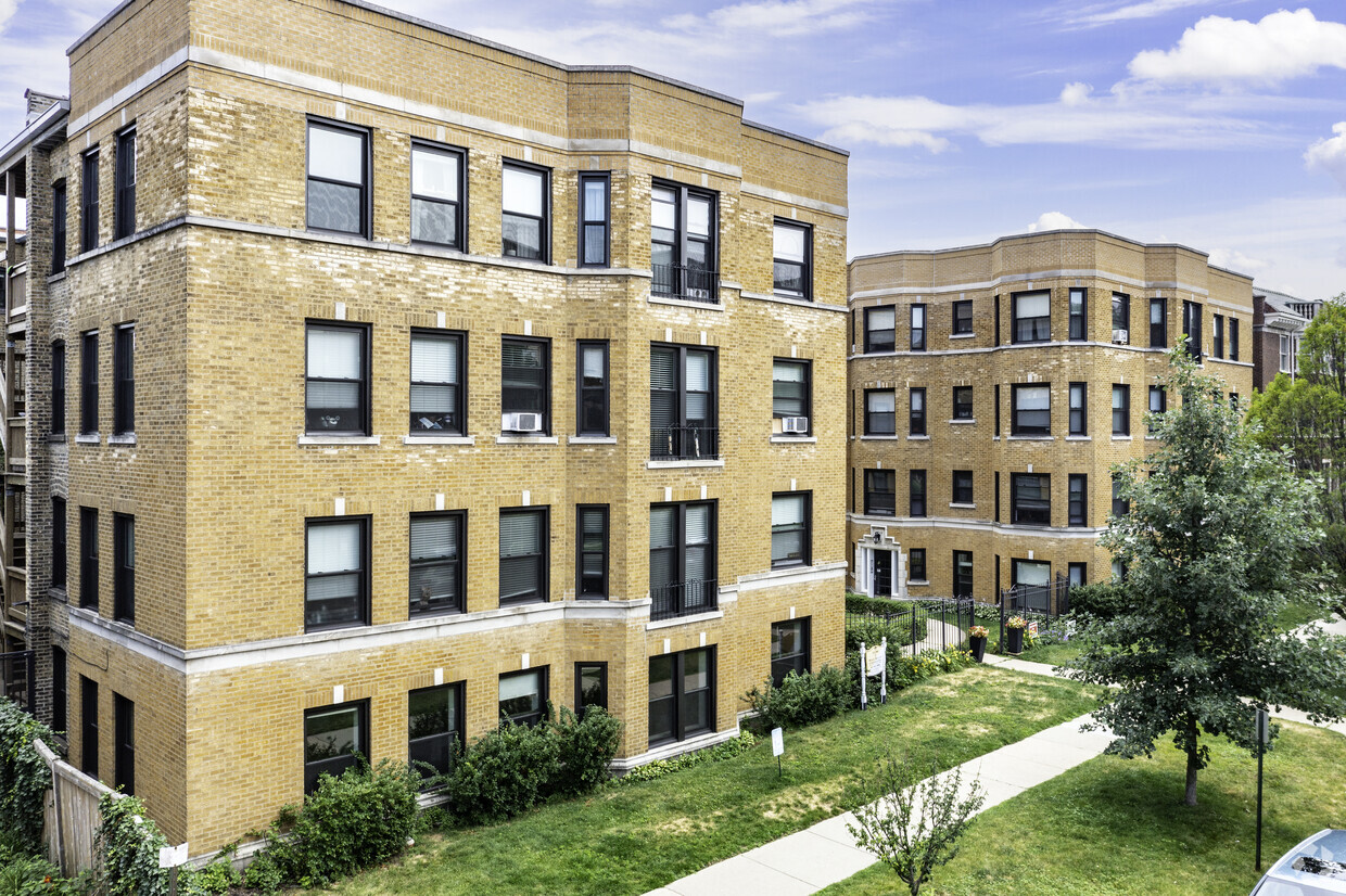 Primary Photo - Renovated Units Blocks From The Lake and D...