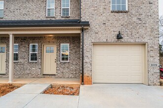 Building Photo - 809-811 Rodeo Ln