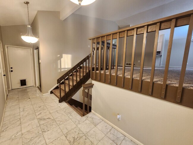 Foto del edificio - Huge 3 Bed 2 Bath Home With Patio, Deck, a...