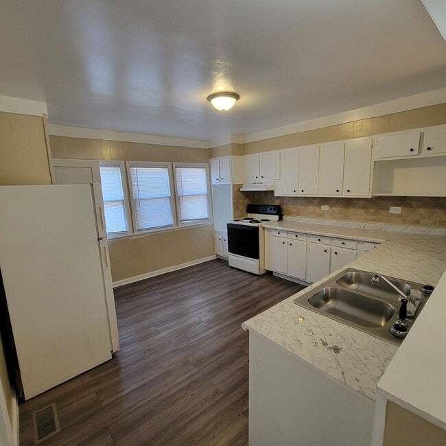 Photo - conveniently located around the corner from popular Garfield Park Apartment