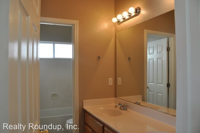 Building Photo - 4 br, 2.5 bath House - 9436 Winding River Way