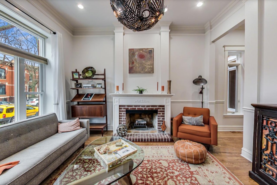 Livingroom (with cosy fireplace!) - 719 S Claremont Ave