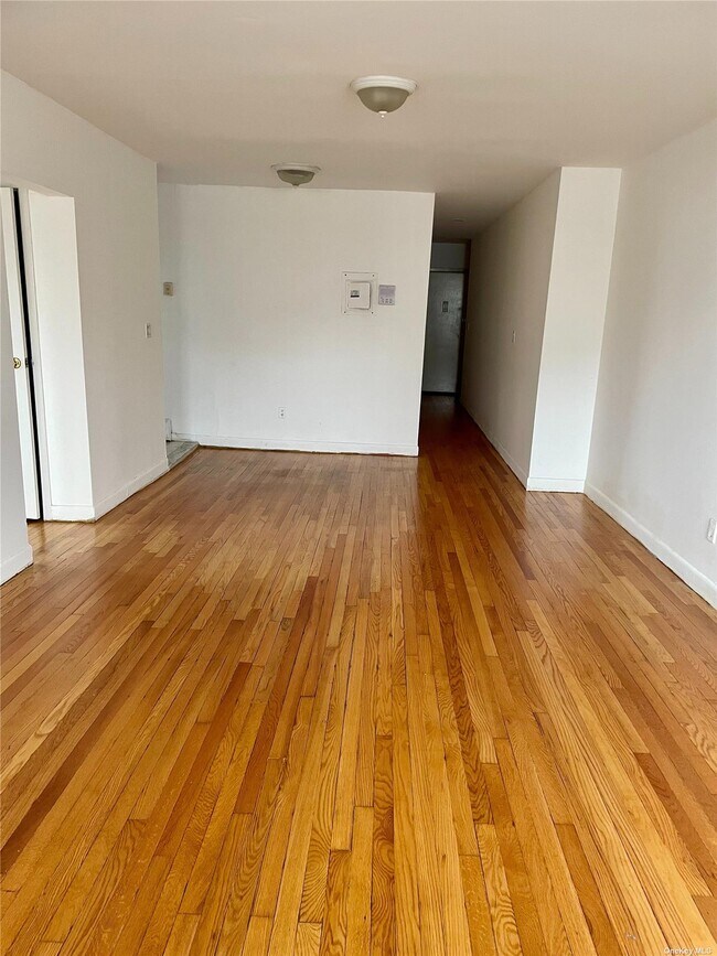 7 Bond St Unit 3J, Great Neck, NY 11021 Condo for Rent in Great Neck