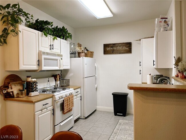Building Photo - 8250 N Grand Canyon Dr