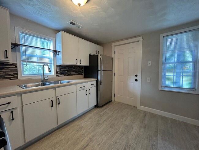 Building Photo - 2-Bedroom Duplex in Norfolk "ASK ABOUT OUR...