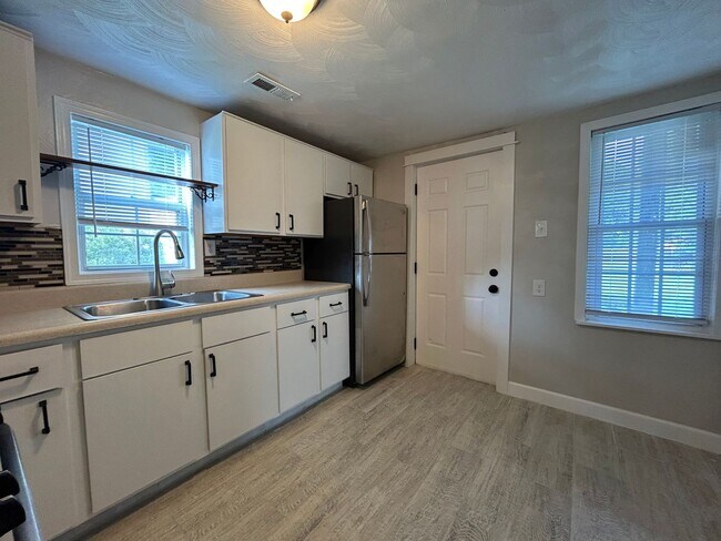 Building Photo - Welcome to this charming 2 bedroom, 1 bath...