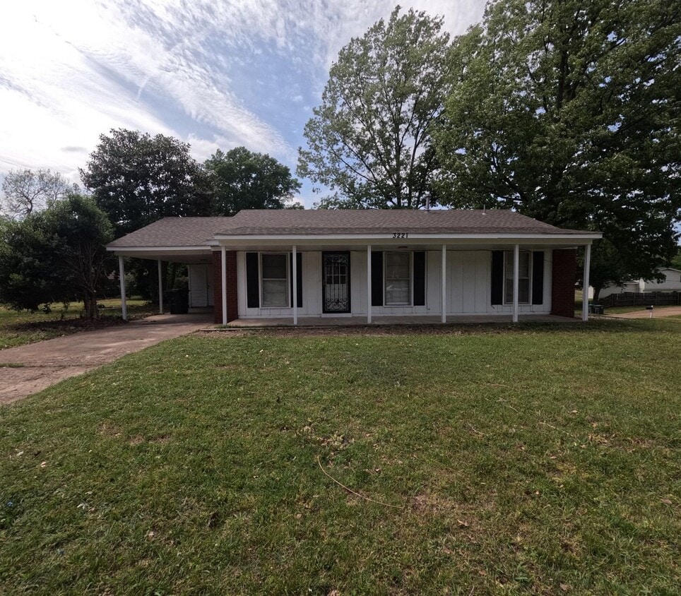 Spacious 5BR/2BA Rental with Bonus Living Space & Great Location - Spacious 5BR/2BA Rental with Bonus Living Space & Great Location