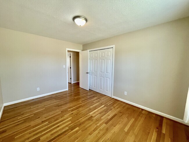 Foto del edificio - 4 Bed, 2 Bath Nest In Cottonade Close To Base